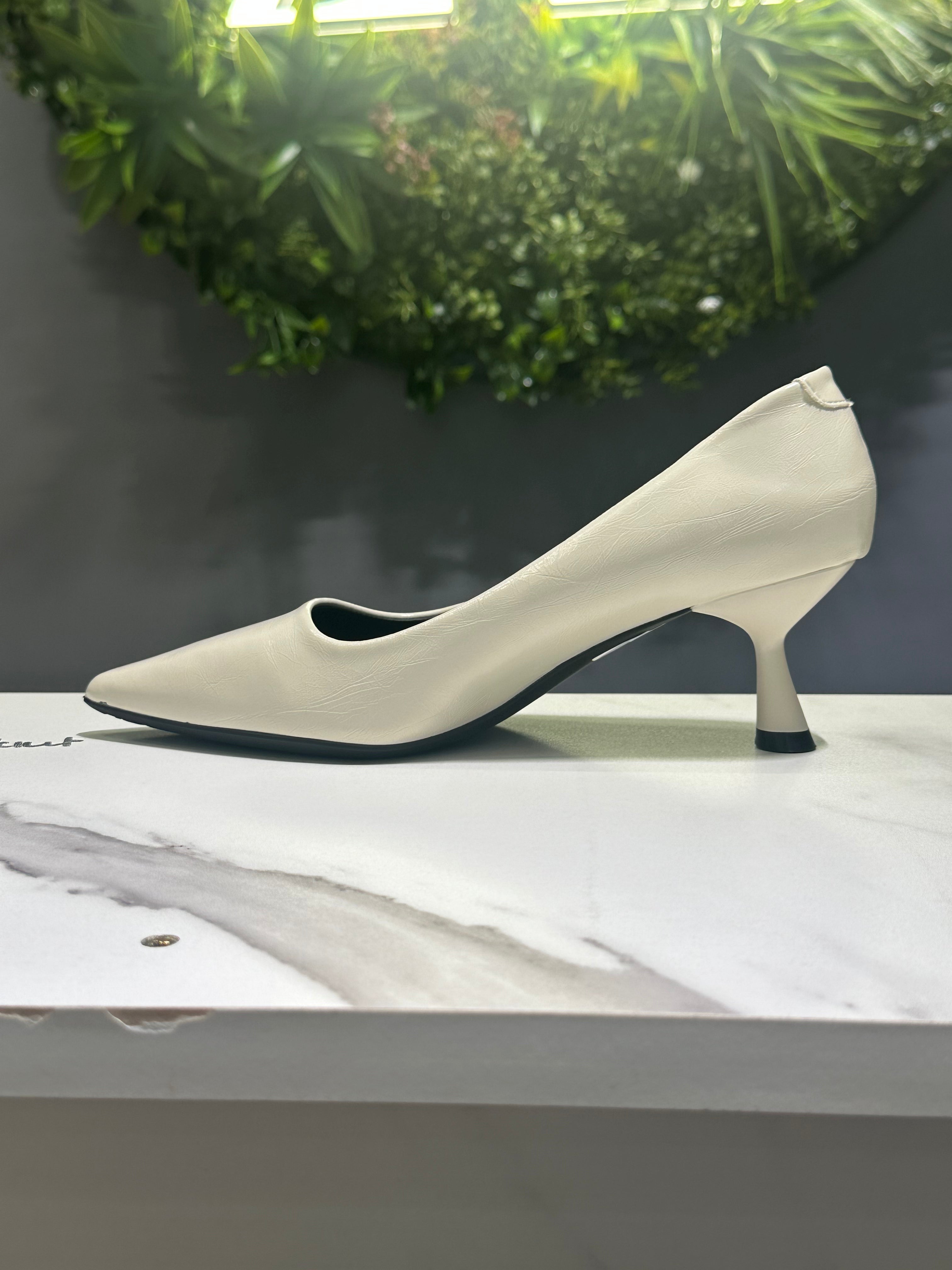 ZAZA Bella – Elegant Pointed Mid-Heel Pumps